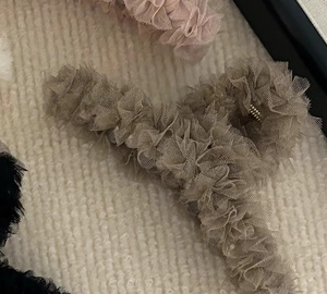 Détail d'une grande pince à cheveux avec dentelle en maille plissée rose et marron