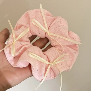 Détails du chouchou en tricot rose avec des nœuds en soie blanc crème décoratifs