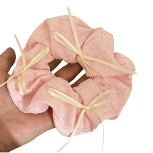 Chouchou en maille rose pêche avec des nœuds en soie crème de style japonais