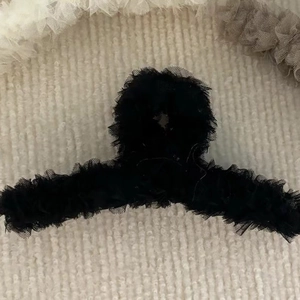Grande pince à cheveux en dentelle noire pour coiffures élégantes et chignons