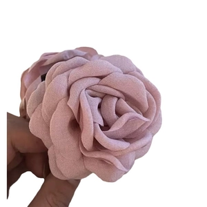 Roze stoffen rozenbloem haarklem met meerlaagse chiffon bloemblaadjes voor dames