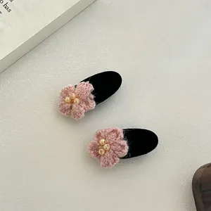 Barrettes à cheveux fleurs de cerisier crochetées roses avec perles sur fond cuir