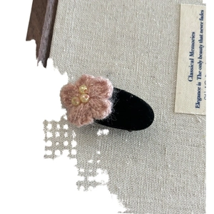 Barrette fleur de cerisier crochetée rose avec base en velours noir et perles jaunes