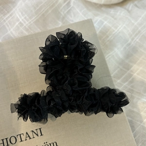 Grande molletta per capelli elegante in rete nera con pieghe soffici per acconciature da donna