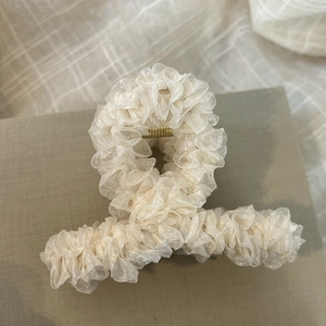 Elegante pinza per capelli in tessuto a pieghe bianco crema con molla dorata