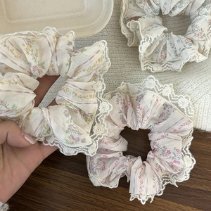 Lot de trois chouchous à fleurs et dentelle avec broderie élégante et style vintage
