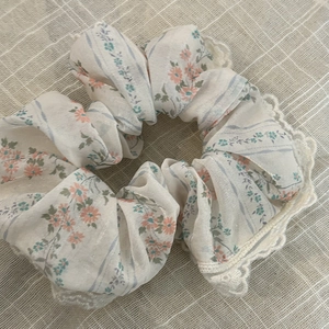 Chouchou élégant en dentelle à fleurs orange et bleu pour les coiffures féminines