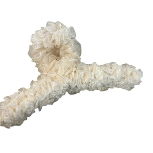 Elegante pinza per capelli in tulle avorio increspato con design floreale