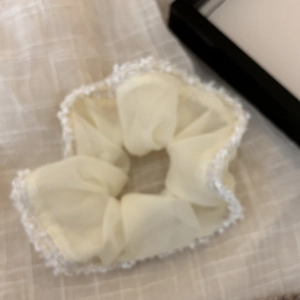 Eleganter cremefarbener Organza-Haargummi mit weißem Spitzenrand im französischen Stil