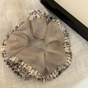 Eleganter großer Organza-Haargummi mit Tweed-Besatz und Textur in Kaffeetönen