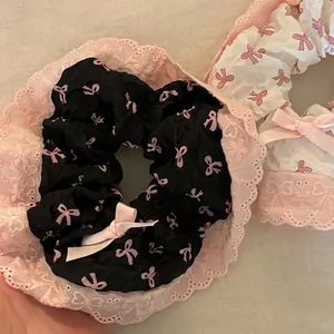 Haargummis mit rosa Schleifendruck, Spitzenbesatz und Satin-Dekoration in Schwarz und Weiß