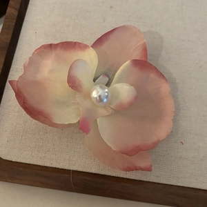Barrette à cheveux orchidée élégante avec pétales dégradés roses et perle centrale