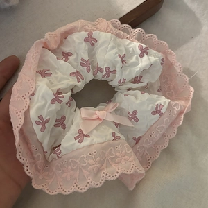 Rosa-weißer Spitzen-Scrunchie mit Blumenstickerei und einer Satin-Schleife
