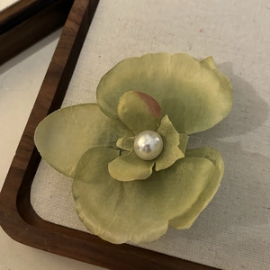 Pince à cheveux orchidée vert clair avec pétales en tissu dégradé et perle centrale