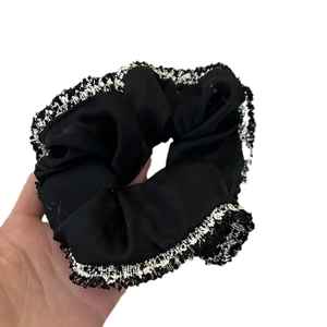 Eleganter schwarzer Organza-Haargummi mit Tweed-Nahtkanten im klassischen minimalistischen Stil