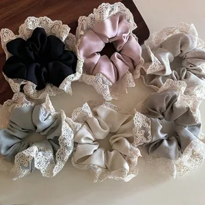 Lot de chouchous en tissu avec bordure en dentelle, coloris noir, rose et gris
