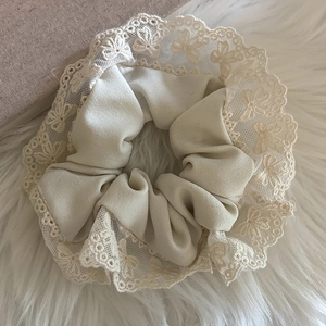 Chouchou élégant en dentelle crème avec broderie papillon sur fond de fausse fourrure