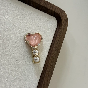 Pink heart hair clip with water ripple texture and white pearls for women's hairstyling
