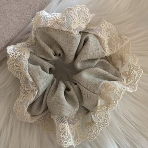 Chouchou élégant en dentelle beige avec broderie florale pour coiffure féminine