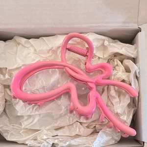 Pince à cheveux papillon évidée rose dégradé dans une boîte cadeau blanche