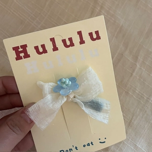 Pince à cheveux nœud pour filles avec tissu plissé blanc et décor de fleur bleue
