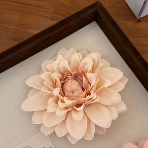 Elegante fermaglio per capelli a dahlia pesca con petali in tessuto per vacanze al mare