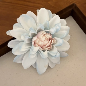Elegante molletta per capelli a dahlia con sfumature blu e rosa per vacanze e viaggi