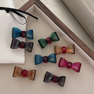 Detail von lichtdurchlässigen Acetat-Haarspangen mit goldener France Handmade Aufschrift