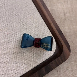 Detail der France Handmade Gold-Prägung auf der blauen Acetat-Schleifen-Haarklammer