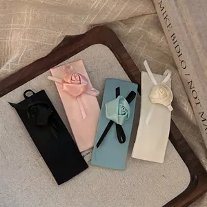 Ensemble élégant de barrettes à fleurs en satin faites main en rose, noir, bleu et blanc