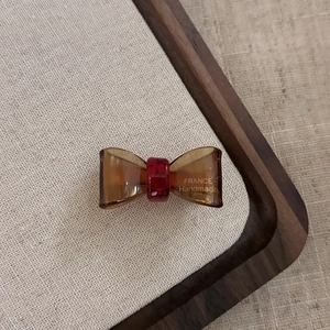 Detailansicht der Acetat-Schleifen-Haarklammer mit France Handmade Goldbeschriftung