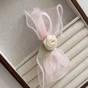 Barrette à cheveux rose en organza avec rose 3D blanche et perles de fantaisie