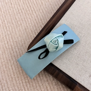 Pince à cheveux avec fleur en tissu rose et nœud doux pour coiffures et style féminin