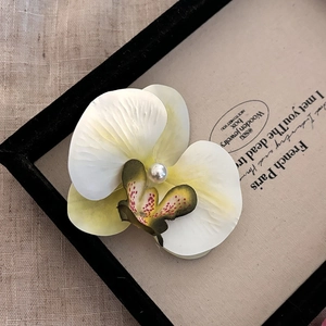 Pince à cheveux orchidée élégante avec perle sur un support en lin esthétique
