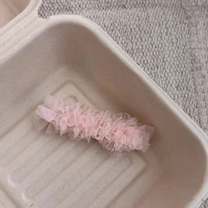 Eleganter Haarclip aus rosa Mesh mit Rüschen aus Spitze in einer Geschenkverpackung
