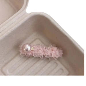 Eleganter rosa Haarklammer aus Netzspitze für Damen mit weicher Perle und Rüschendesign