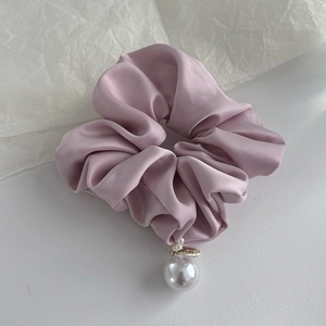Chouchou en satin rose avec grand pendentif perle blanche et breloque en métal doré