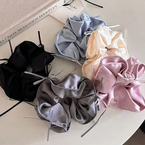Cinq chouchous géants en satin avec rubans longs en noir bleu beige rose et gris
