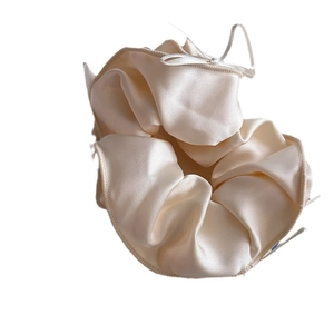 Chouchou élégant en satin ivoire avec un nœud minimaliste et une texture plissée chic