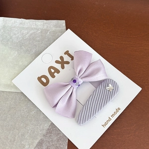 Barrette à nœud en soie violette avec broderie et pince papillon grise sur carte