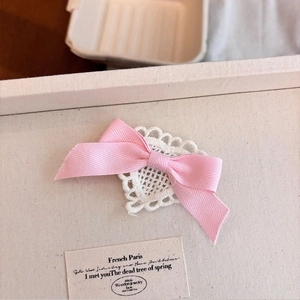 Fermaglio per capelli Lolita con fiocco rosa e pizzo bianco su un vassoio