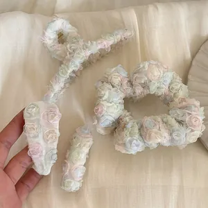 Dettaglio del set di accessori per capelli con rose in tulle e grande molletta a clip