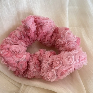 Dettaglio dell'elastico floreale in chiffon rosa con petali di rosa in pizzo a strati fini