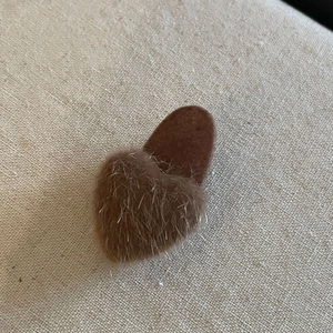 Fermaglio per capelli a cuore in peluche marrone con consistenza morbida per ragazze