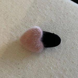 Fermaglio per capelli a cuore in finta pelliccia rosa con base in velluto nero per inverno