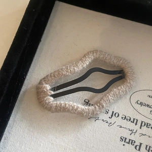 Handmade beige woven cloud-shaped BB hair clip on a white decorative jewelry card