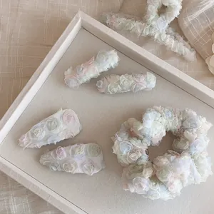 Set di accessori per capelli floreali con elastici e fermagli in colori pastello
