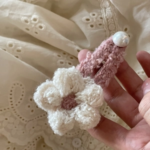 Pinza para el pelo de flores de ganchillo hecha a mano con pétalos crema y perla