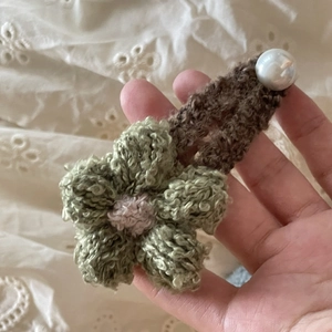 Pinza para el pelo de flor de punto verde hecha a mano con perla en banda marrón