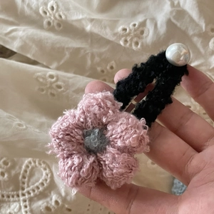 Pinza de pelo con flor de ganchillo rosa hecha a mano y detalle de perla blanca